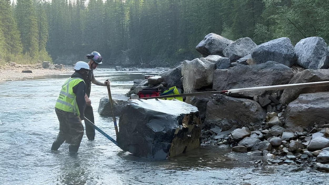La communauté se mobilise pour reconstruire une vague de surf à Kananaskis