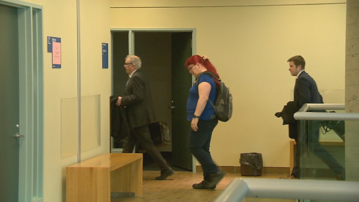 Patricia Paquette entrouée de ses avocats qui veulent que le tribunal autorise un recours collectif contre Samsung.