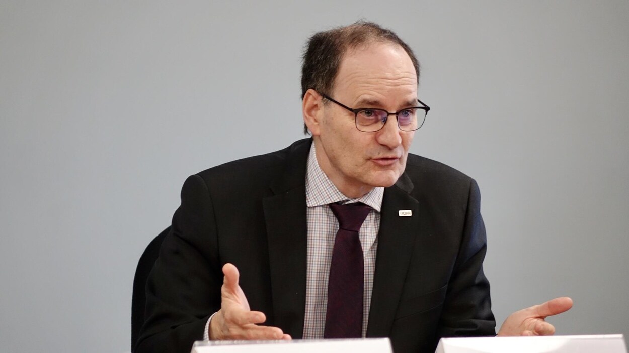 Jean-Pierre Ouellet, recteur de l'Université du Québec à Rimouski, parle lors d'une conférence de presse.