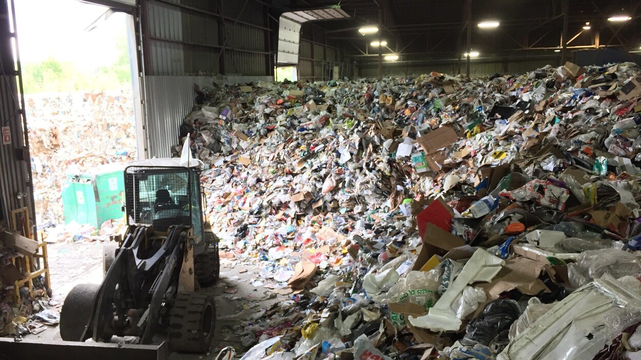 Les matières recyclables s'accumulent sans cesse au centre de tri de Sherbrooke. Les matières recyclables s'accumulent sans cesse au centre de tri de Sherbrooke.
