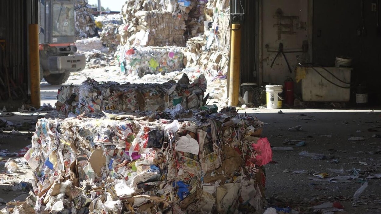 Un ballot de matières recyclables au Centre de tri de Mont-Joli.