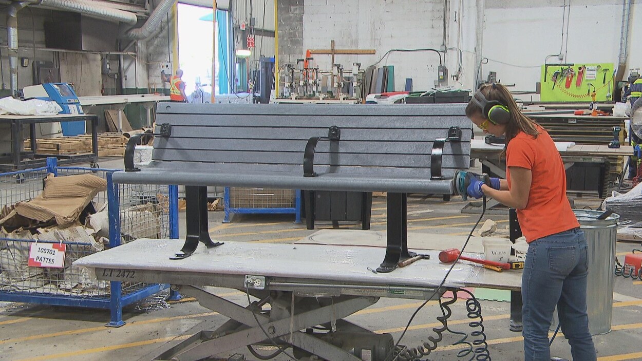 Produits Re-Plast utilise des sacs plastiques, contenants de lessives, et pots de yogourt, notamment, pour créer du mobilier urbain.