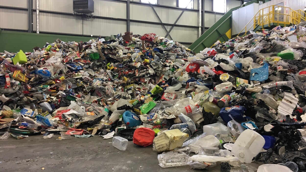 Une pile de déchets dans un centre de tri.