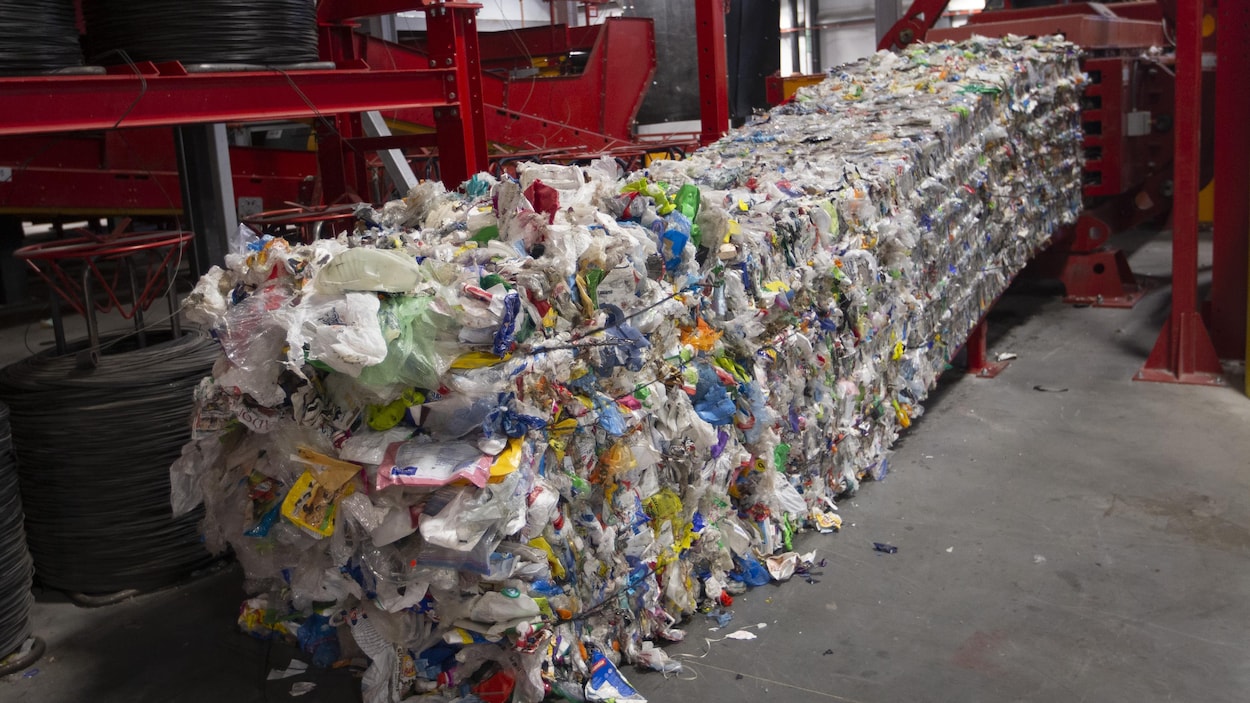 Des ballots de matières recyclables.