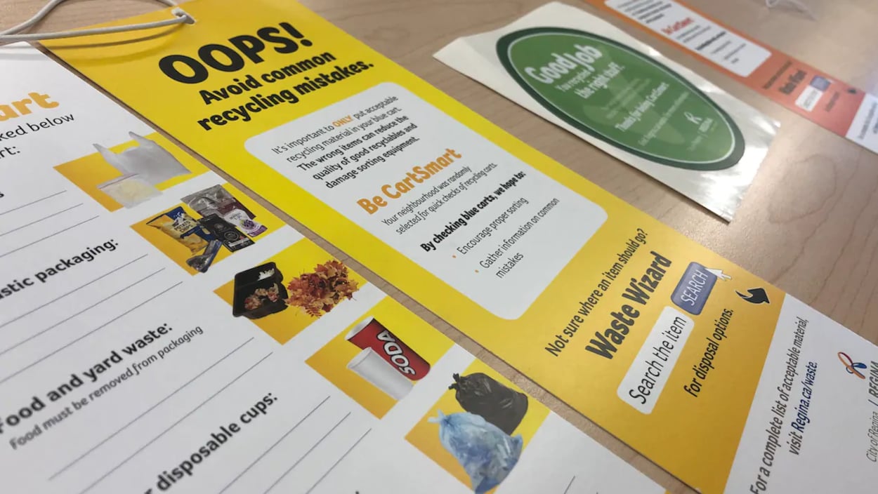 Une petite affiche jaune où est inscrit an anglais, oops, évitez ces erreurs communes de recyclage ainsi qu'un autocollant où est écrit en anglais bon travail.
