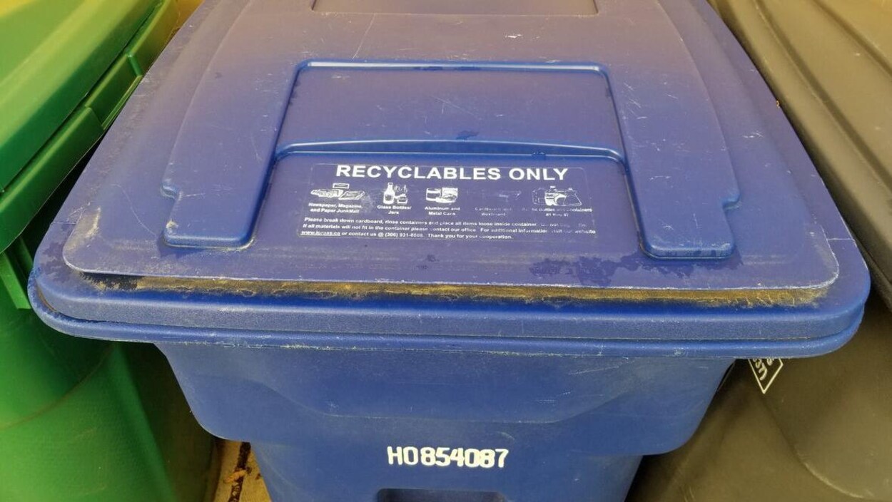 Un bac de recyclage bleu.