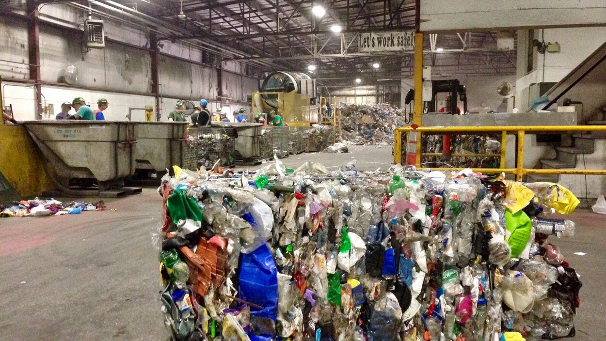 Un amas de matières recyclables à l'intérieur du centre de dépôt et de tri