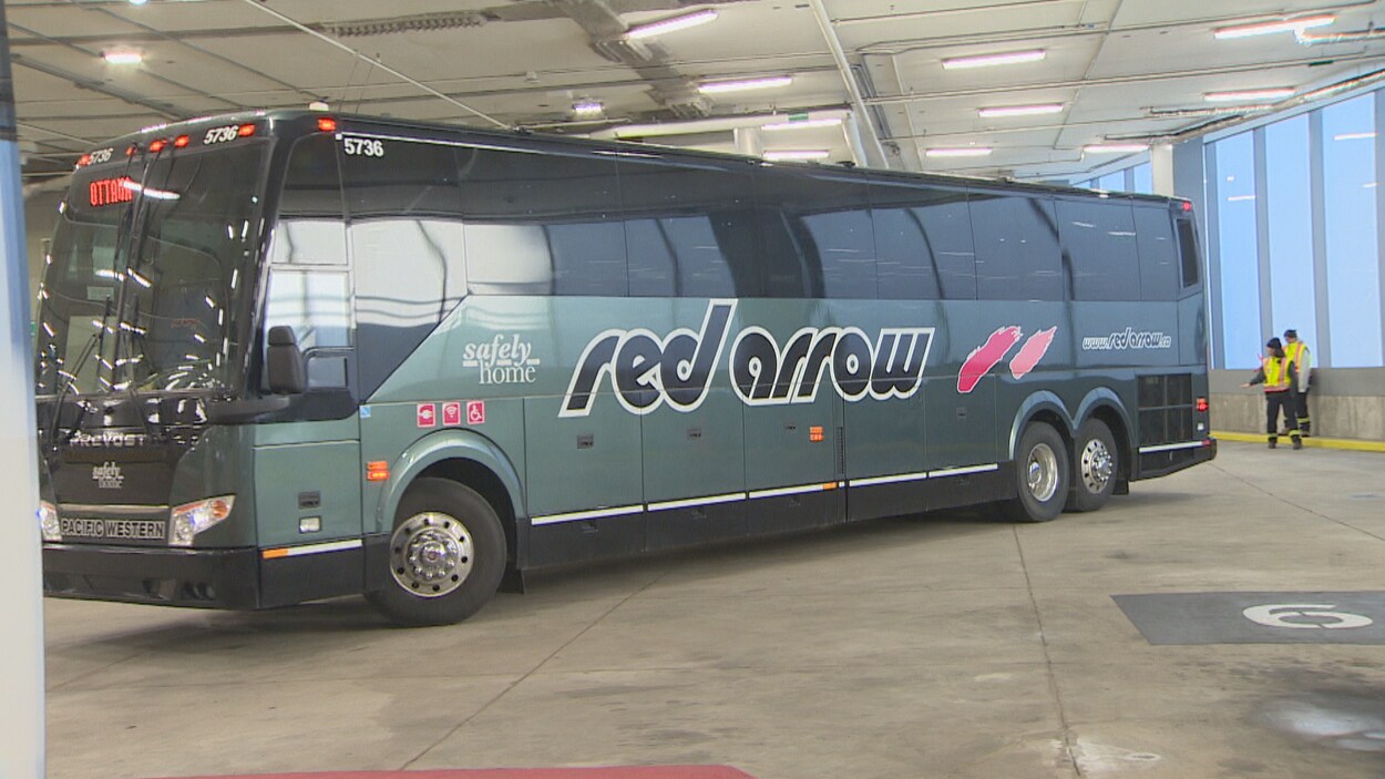 Un autocar de la compagnie Red Arrow sur un parking.
