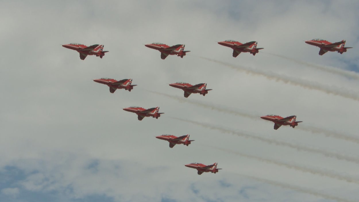 Des avions rouge en formation.