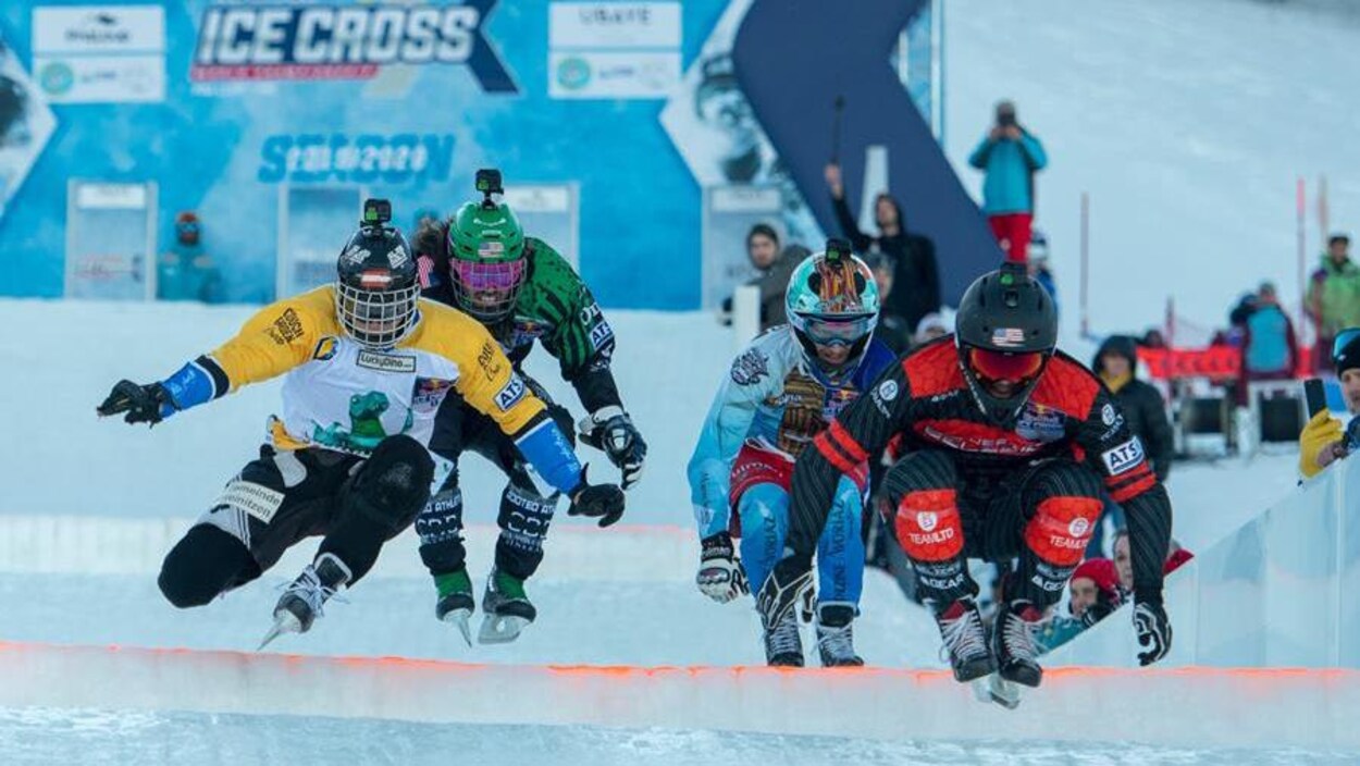 Quatre patineurs descendent une piste