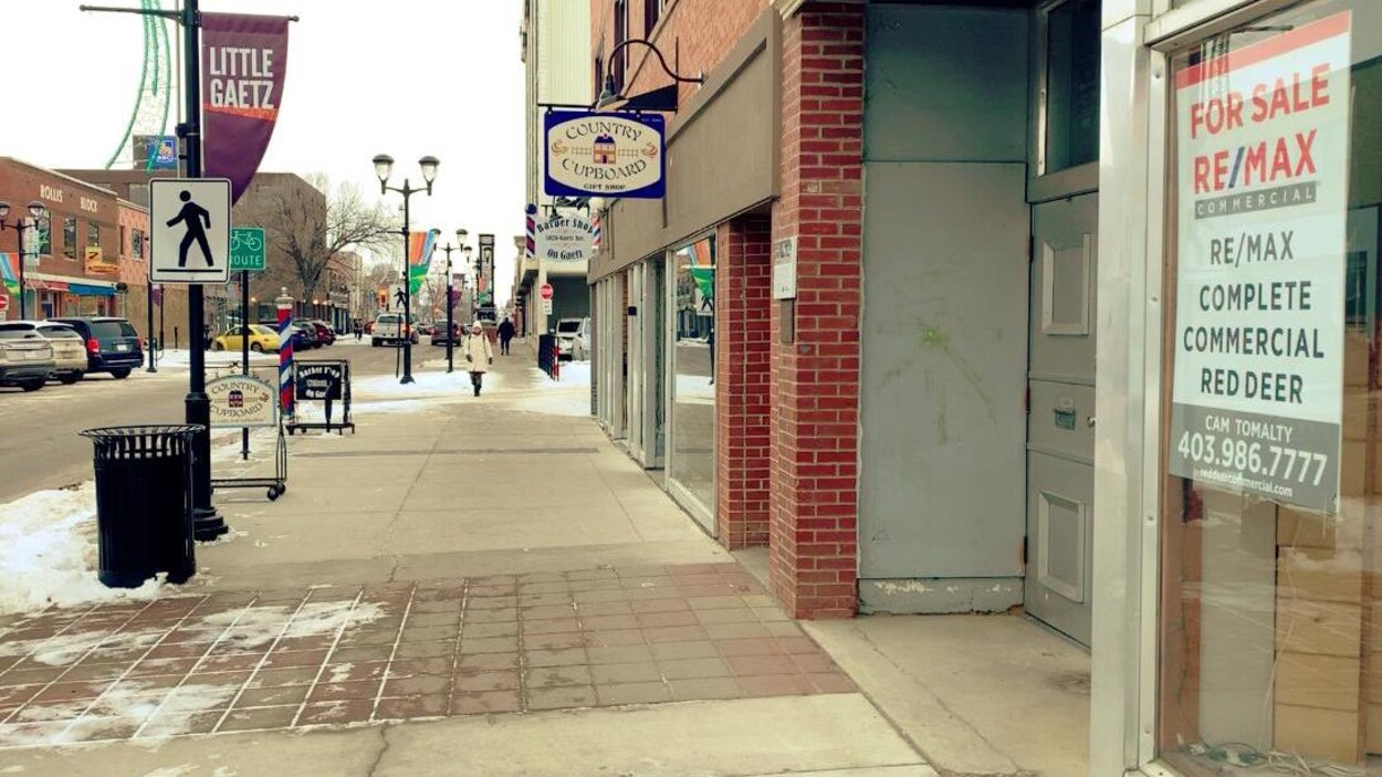 La rue principale à Red Deer, avec un local à vendre.
