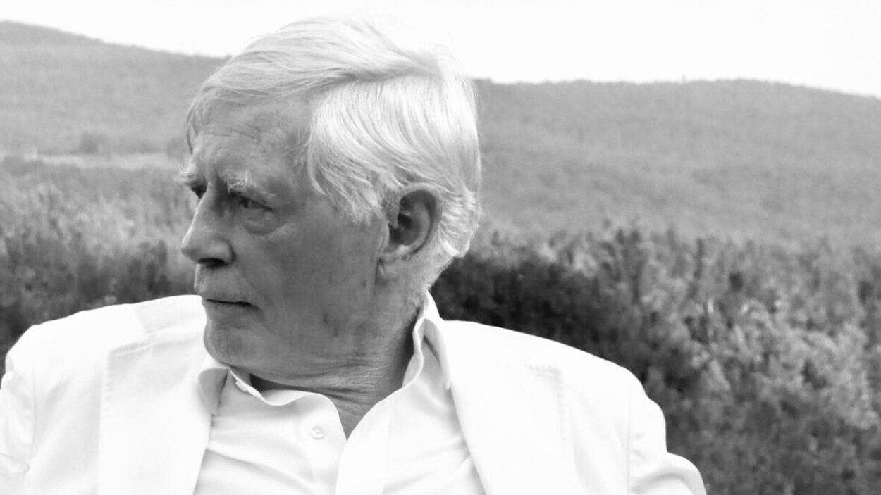 Photographie en noir et blanc de Reed Scowen, de profil.