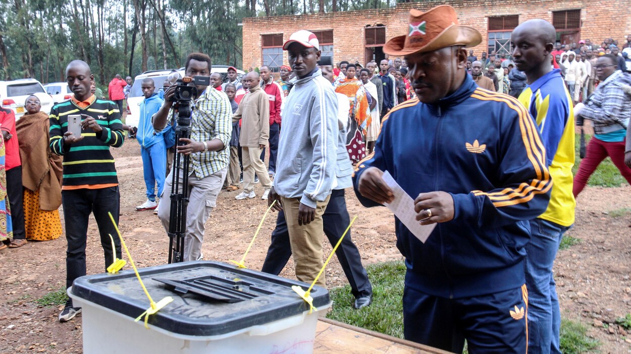 Le président du Burundi dépose son bulletin de vote. Le président du Burundi dépose son bulletin de vote.