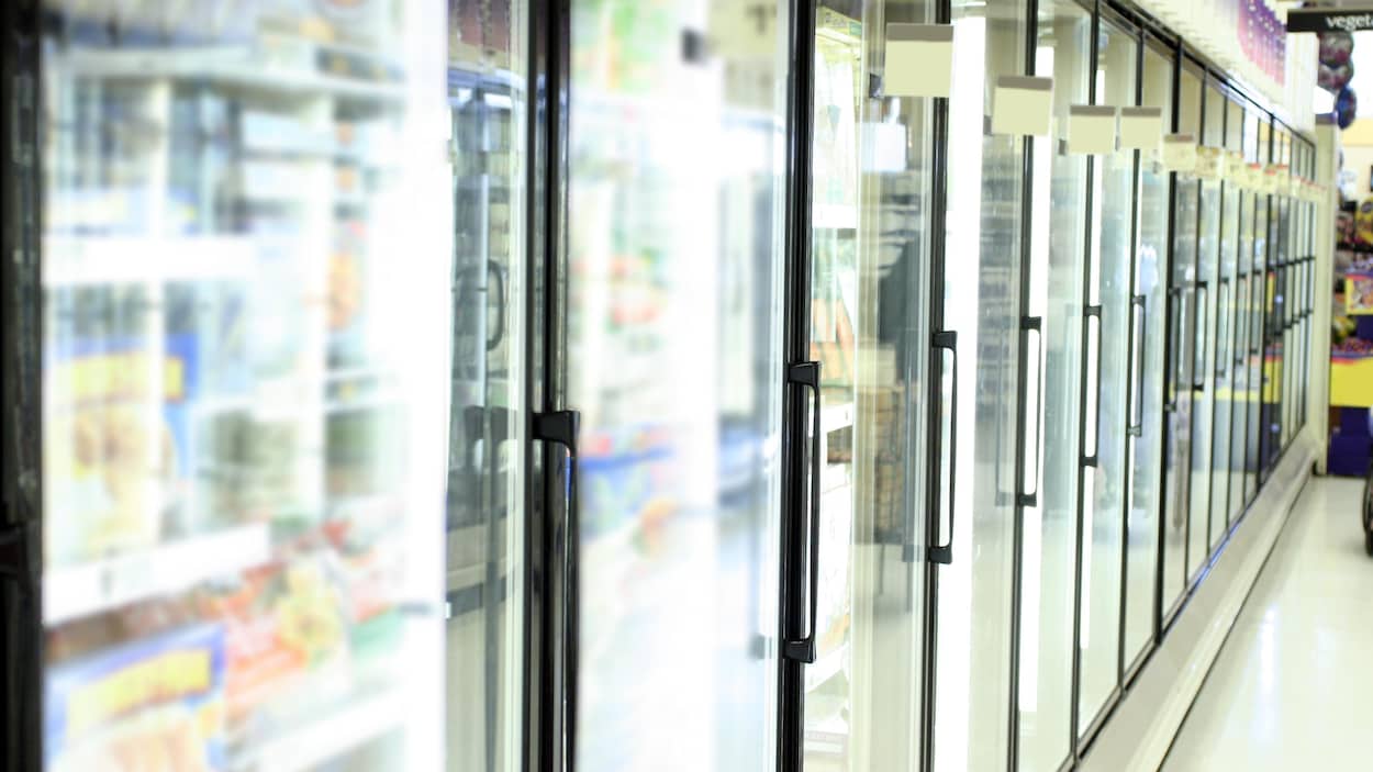 Des réfrigérateurs dans un supermarché.