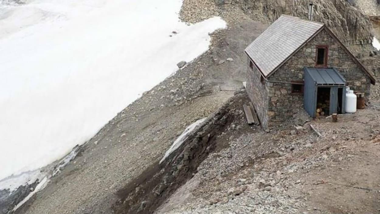 Une importante érosion de terrain est visible le long de la pente qui se trouve au pied du refuge du Col Abbott Une importante érosion de terrain est visible le long de la pente qui se trouve au pied du refuge du Col Abbott