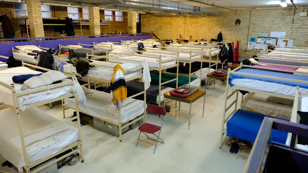 L'intérieur d'un dortoir du refuge St. Simon de Toronto.