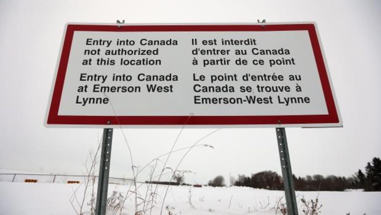 Une affiche près du poste frontalier d'Emerson au Manitoba.