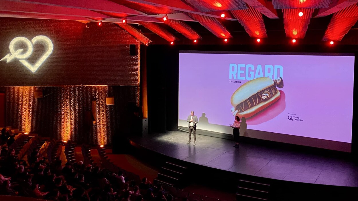 Une salle de spectacle avec un écran.