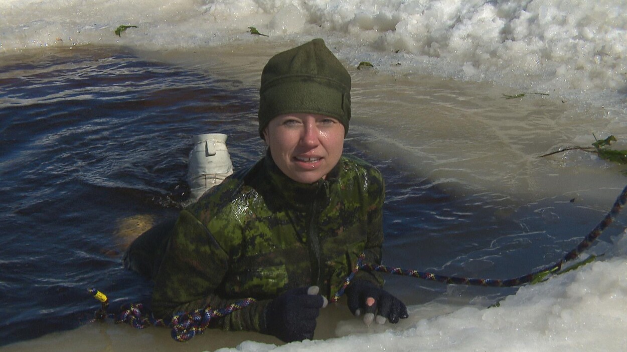 Une militaire dans l'eau Une militaire dans l'eau