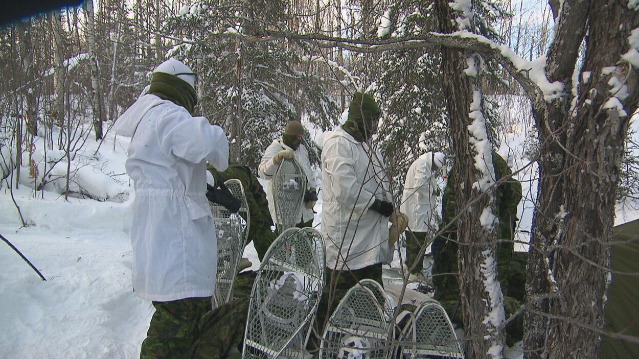 Des militaires enfilent des raquettes.
