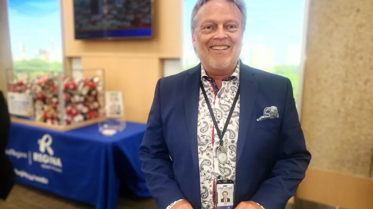Le directeur du scrutin à Regina, Jim Nicol, pose avec sa carte électorale.