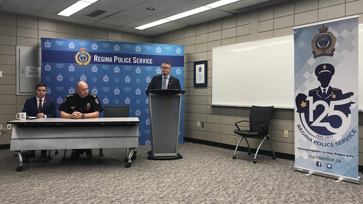 Le chef de la police de Regina et le conseiller de la sixième circonscription et commissaire de police accompagnent le directeur municipal de la ville de Regina lors de cette conférence de presse.
Le chef de la police de Regina et le conseiller de la sixième circonscription et commissaire de police accompagnent le directeur municipal de la ville de Regina lors de cette conférence de presse.