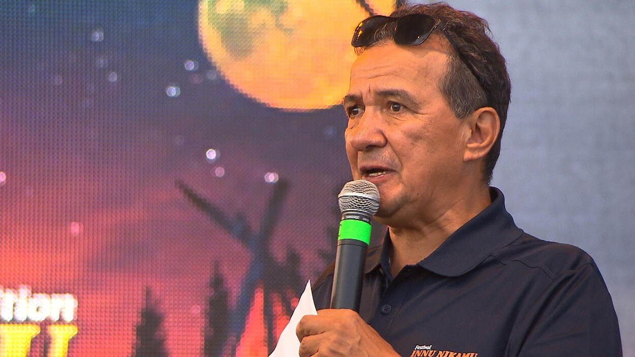Réginald Vollant, micro à la main, s'adresse à la foule sur la scène du festival Innu Nikamu.