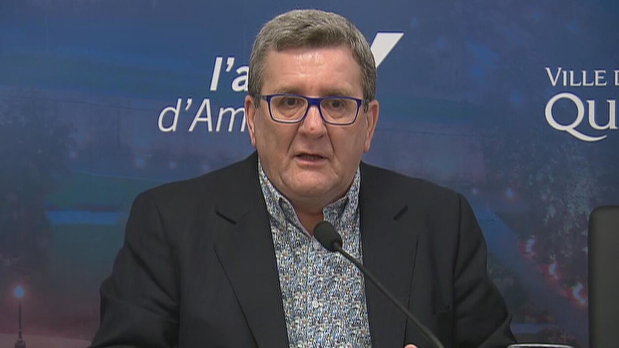 Le maire Labeaume en point de presse à l'hôtel de ville de Québec Le maire Labeaume en point de presse à l'hôtel de ville de Québec