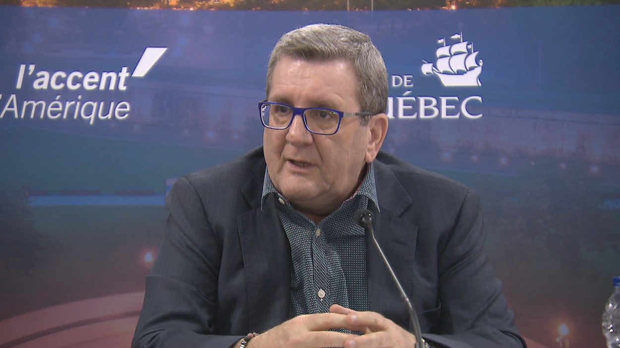 Régis Labeaume répond aux questions des journalistes lors d'une conférence de presse. Régis Labeaume répond aux questions des journalistes lors d'une conférence de presse.