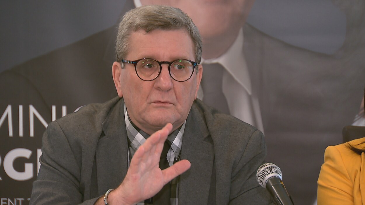 Régis Labeaume répond aux questions des journalistes lors d'une conférence de presse.