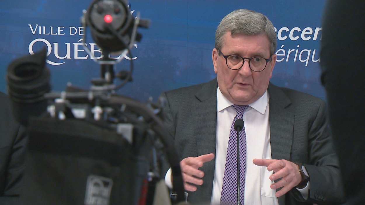 Régis Labeaume s'adresse aux journalistes lors de la présentation du budget 2019 de la Ville de Québec.