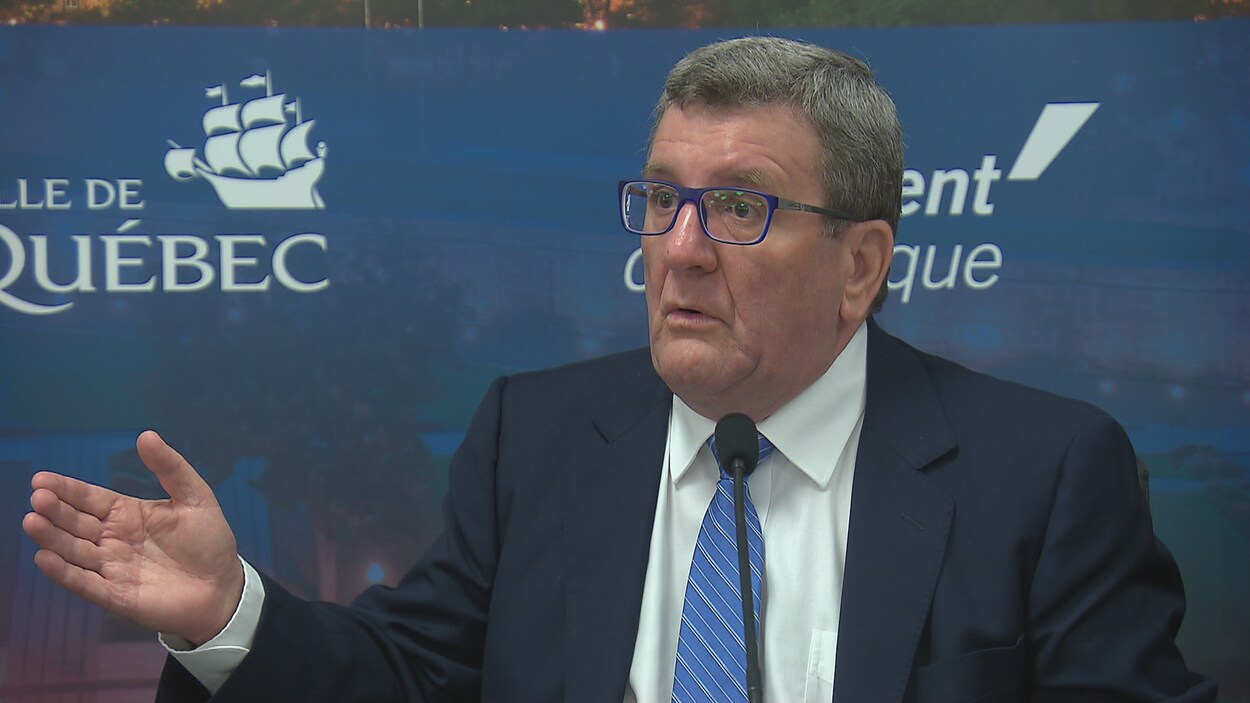 Régis Labeaume répond aux questions des journalistes lors d'un point de presse.