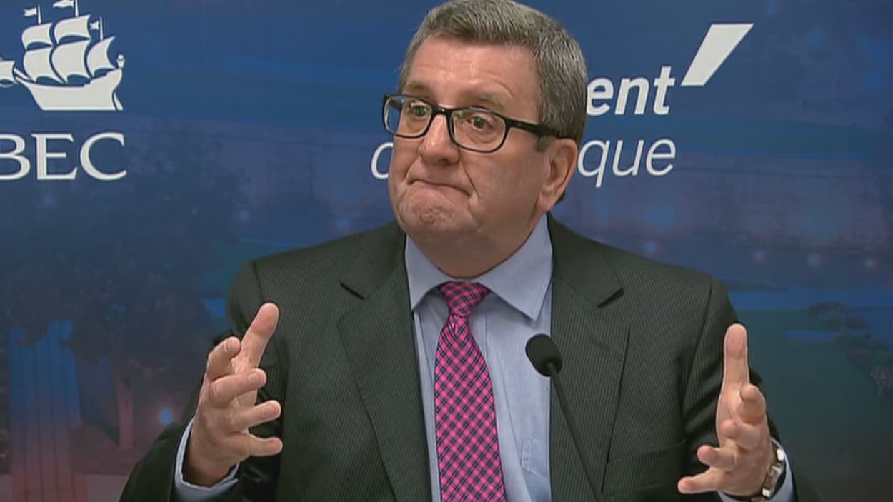 Régis Labeaume annonce des consultations sur le transport en commun après que Lévis ait abandonné le SRB