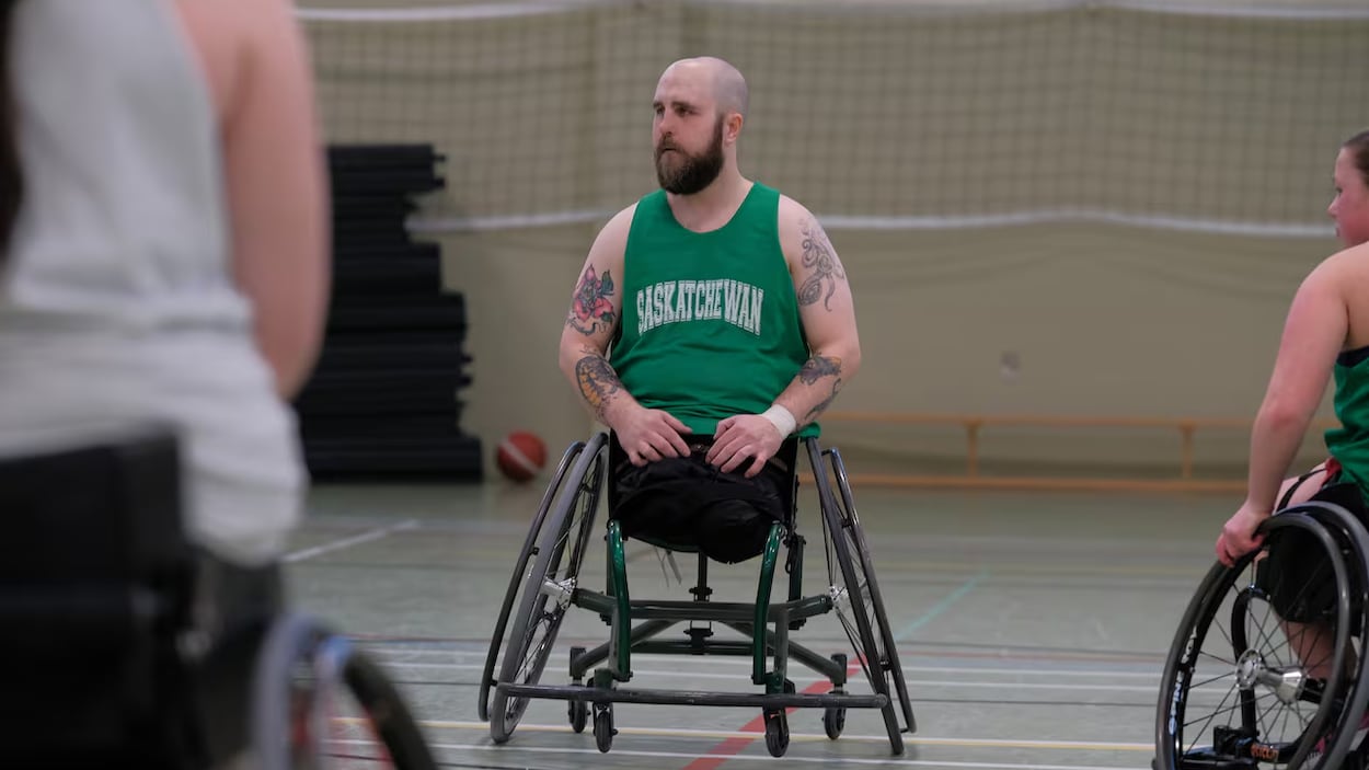 Un entraîneur de basketball en fauteuil transmet son expérience à la nouvelle génération