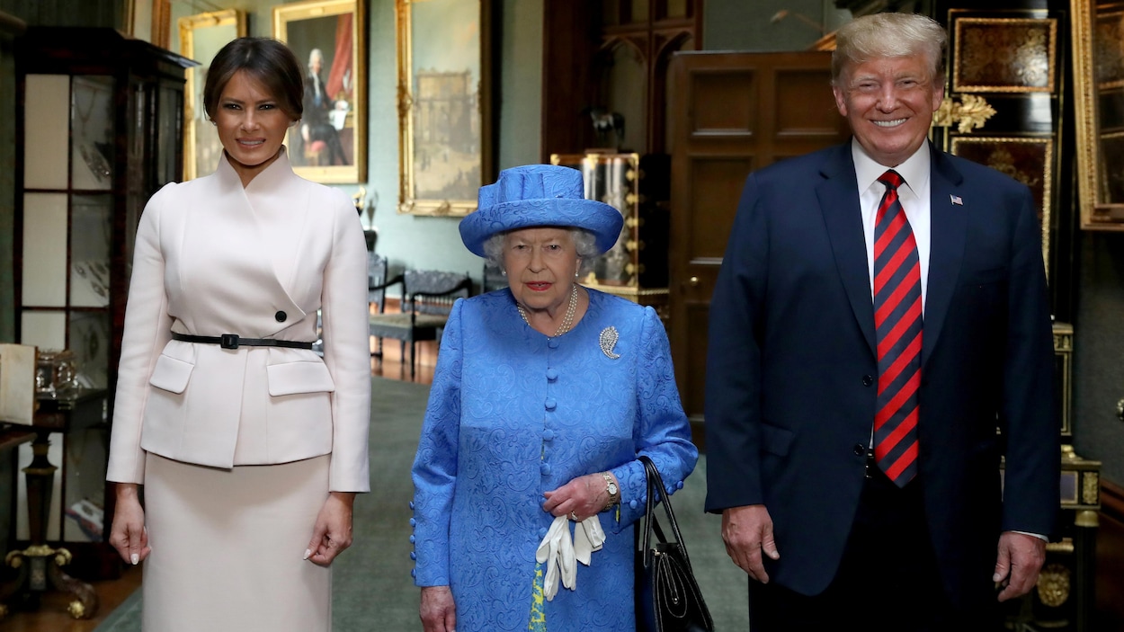 La reine Élisabeth II se tient aux côtés du président américain, Donald Trump, et de son épouse, Melania, lors de leur visite au château de Windsor, vendredi.