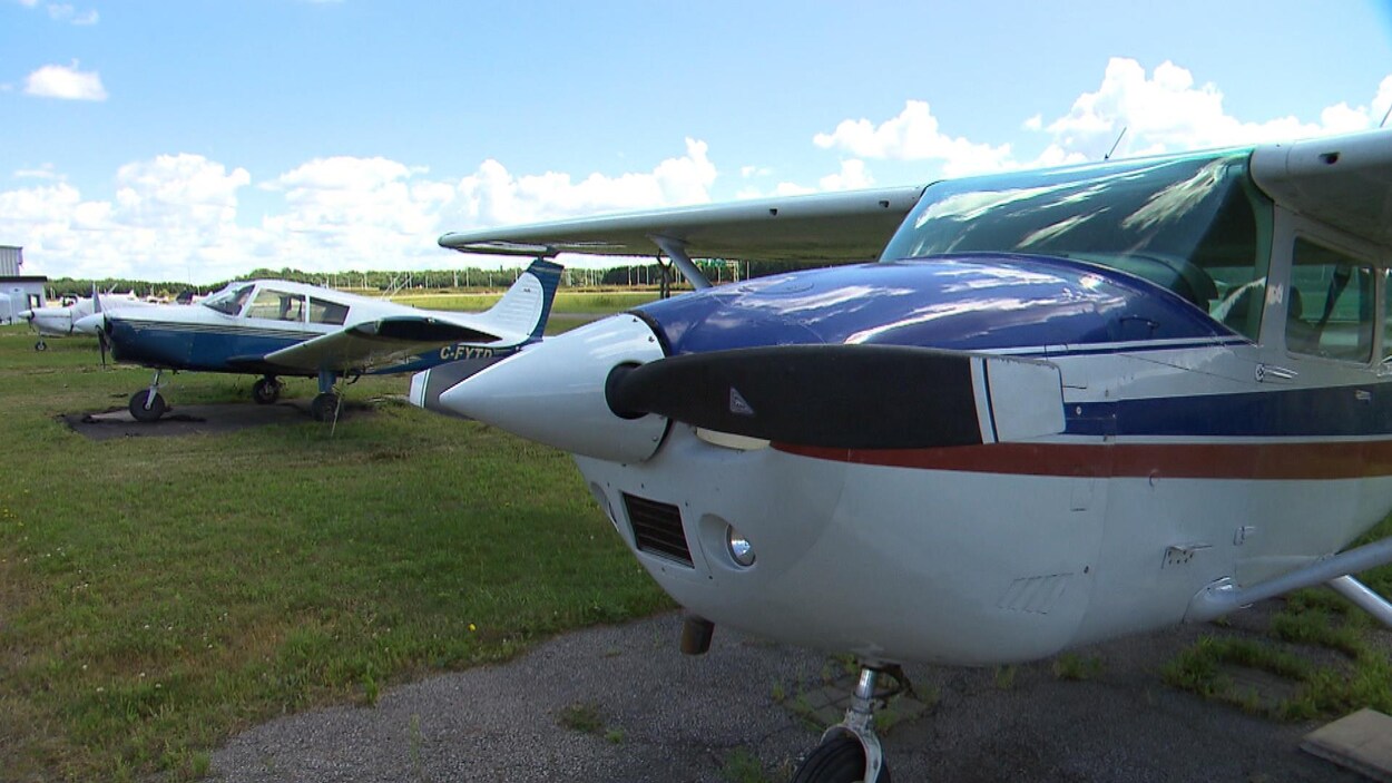 Des avions sont stationnés dans un aérodrome.