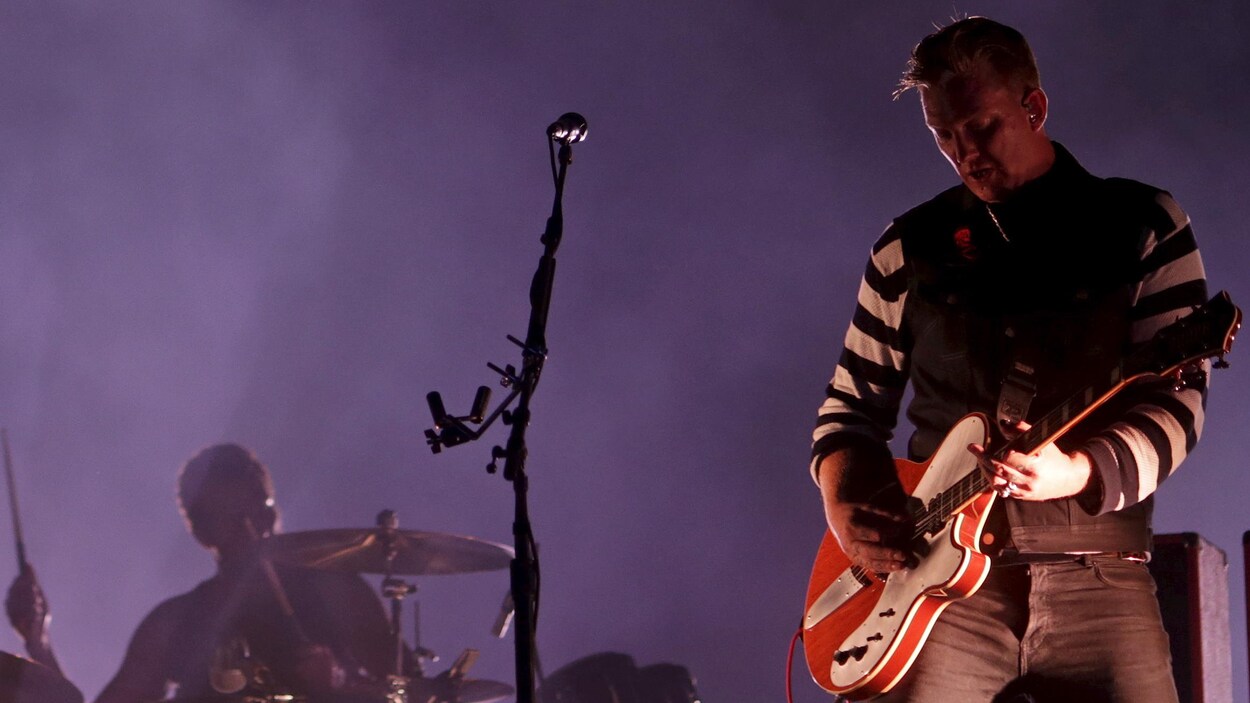 Le chanteur du groupe Queens of the Stone Age, Josh Homme, sur scène avec sa guitare lors d'un spectacle à Rio de Janeiro, en 2014. Le chanteur du groupe Queens of the Stone Age, Josh Homme, sur scène avec sa guitare lors d'un spectacle à Rio de Janeiro, en 2014.