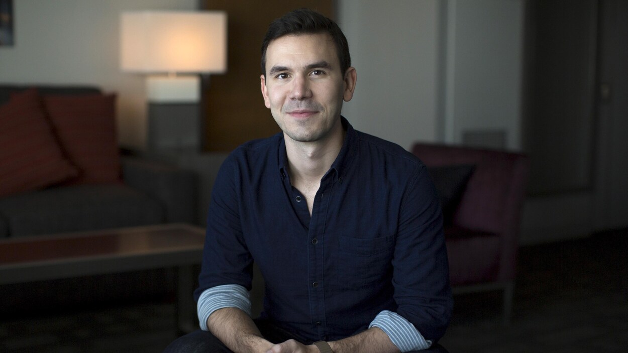 Le cofondateur d'Oculur VR, Nate Mitchel, est assis dans un studio.
