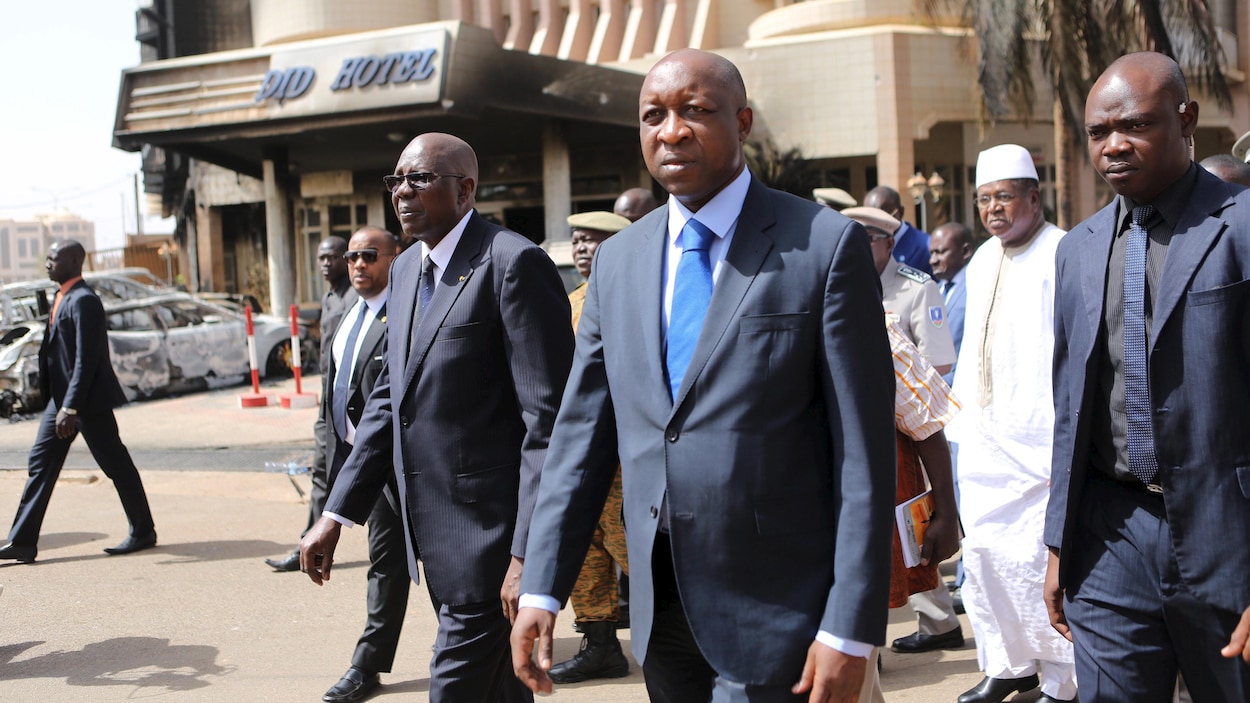 Le premier ministre du Burkina Faso Paul Kaba Thiéba avec son homologue du Mali Modibo Keita devant un hôtel