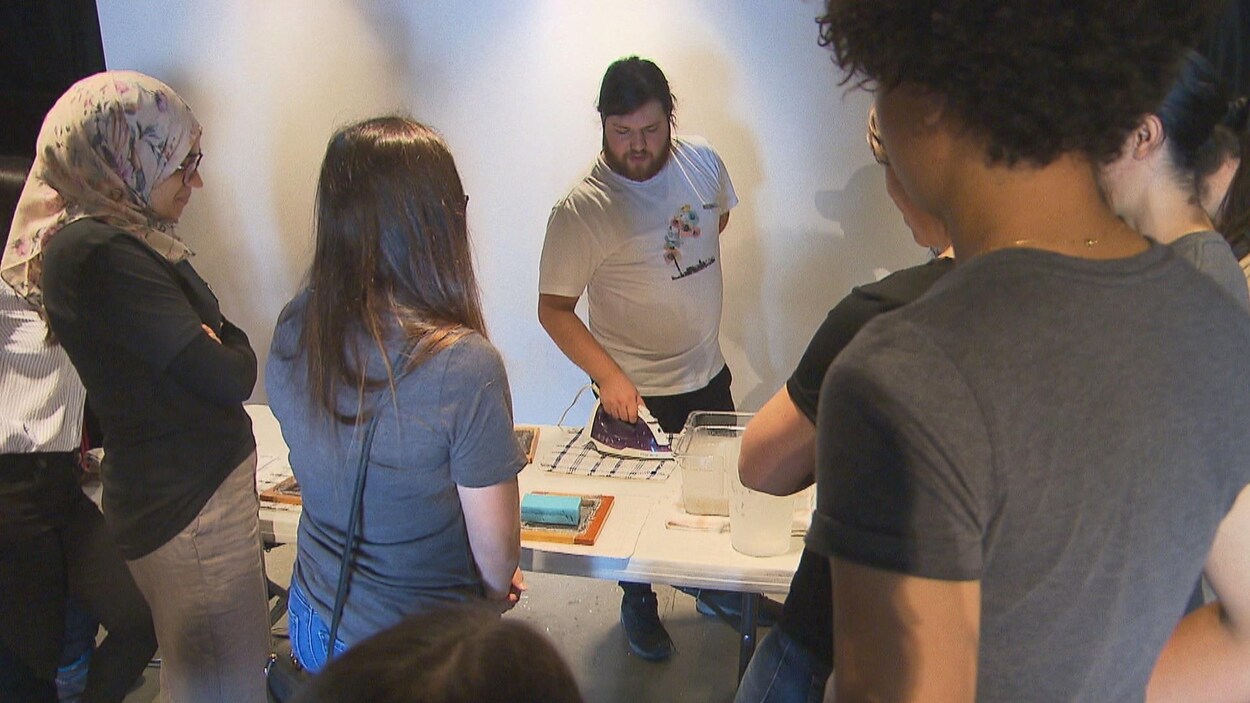 Des jeunes sont regroupés autour d'une table.