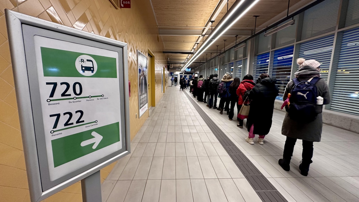 Le REM à l’arrêt entre Brossard et la Gare Centrale ce matin