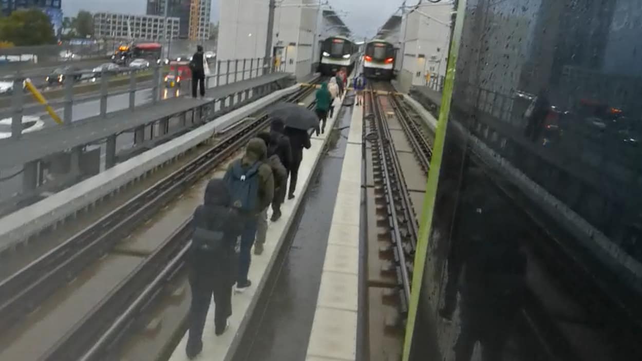 Panne du REM en raison de la foudre : des usagers évacués à pied sur les rails