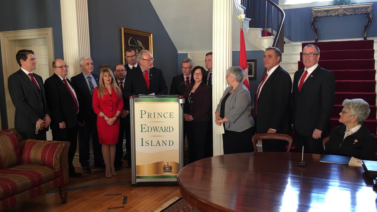 Le premier ministre de l'Île-du-Prince-Édouard, Wade MacLauchlan, entouré de ses ministres à la suite d'un remaniement ministériel le 10 janvier 2018. Le premier ministre de l'Île-du-Prince-Édouard, Wade MacLauchlan, entouré de ses ministres à la suite d'un remaniement ministériel le 10 janvier 2018.