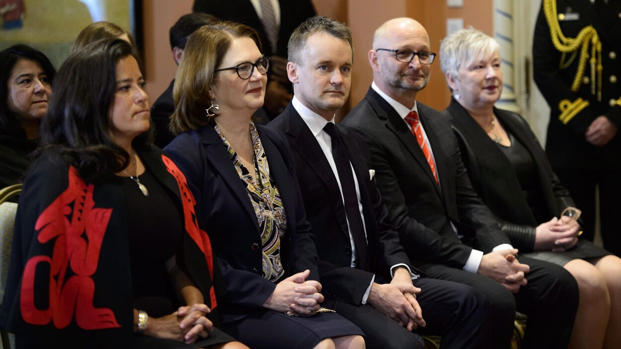 Jody Wilson-Raybould, Jane Philpott, Seamus O'Regan, David Lametti et Bernadette Jordan sont assis côte-à-côte dans une salle de la résidence de la gouverneure générale.