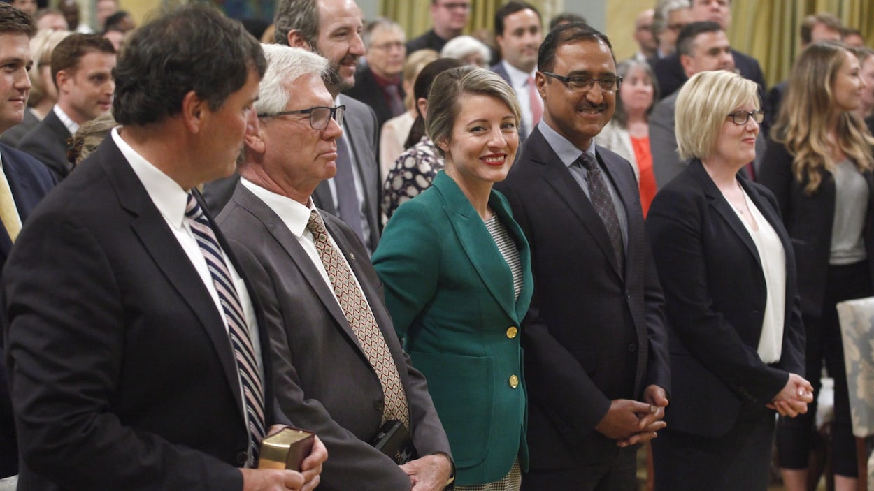 Dominic LeBlanc, Jim Carr, Mélanie Joly, Amarjeet Sohi et Carla Qualtrough lors de la cérémonie d'assermentation des ministres, mercredi, à Ottawa.