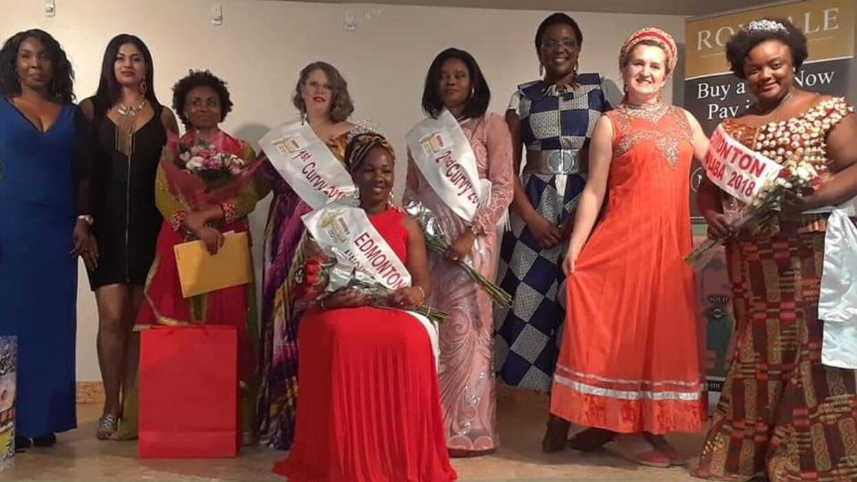 Des femmes récompensées lors d'un gala posent dans des tenues élégantes.