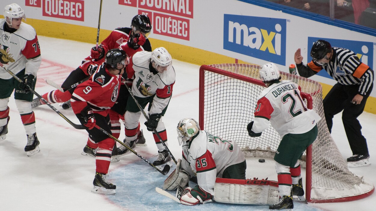 Les Remparts de Québec viennent de marquer un point contre l'équipe des Mooseheads de Halifax. Les Remparts de Québec viennent de marquer un point contre l'équipe des Mooseheads de Halifax.