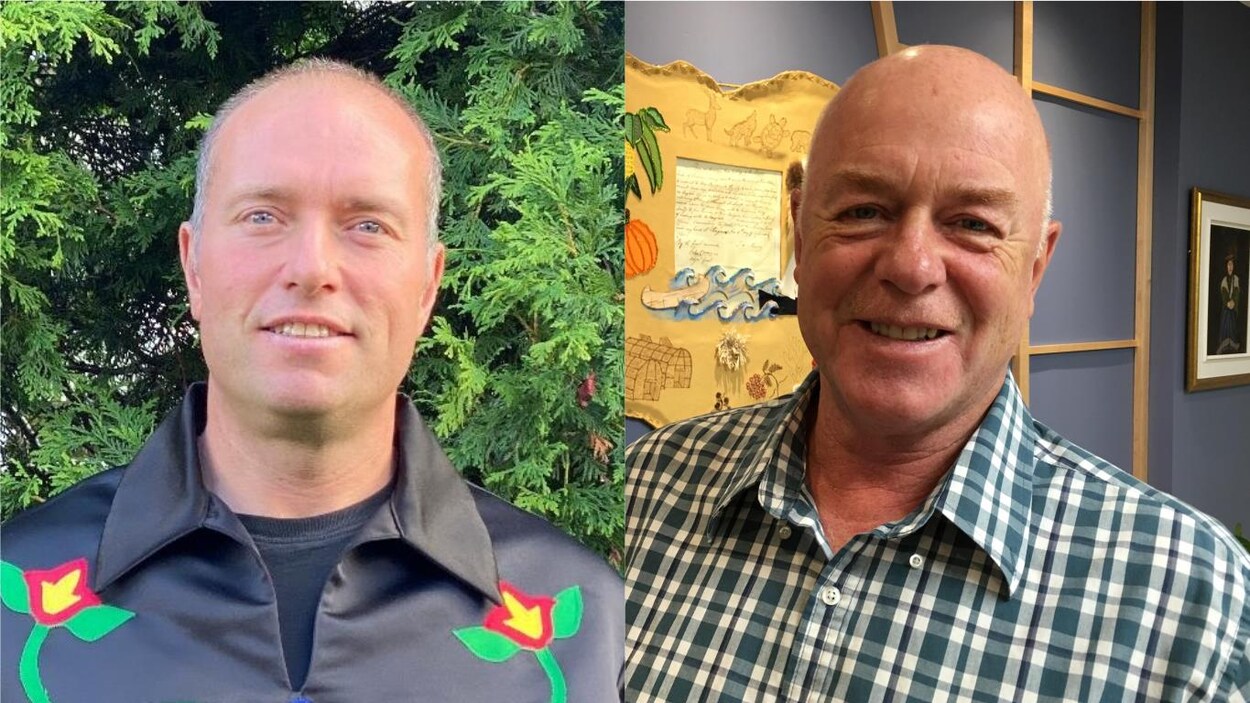 Deux hommes sourient à la caméra.