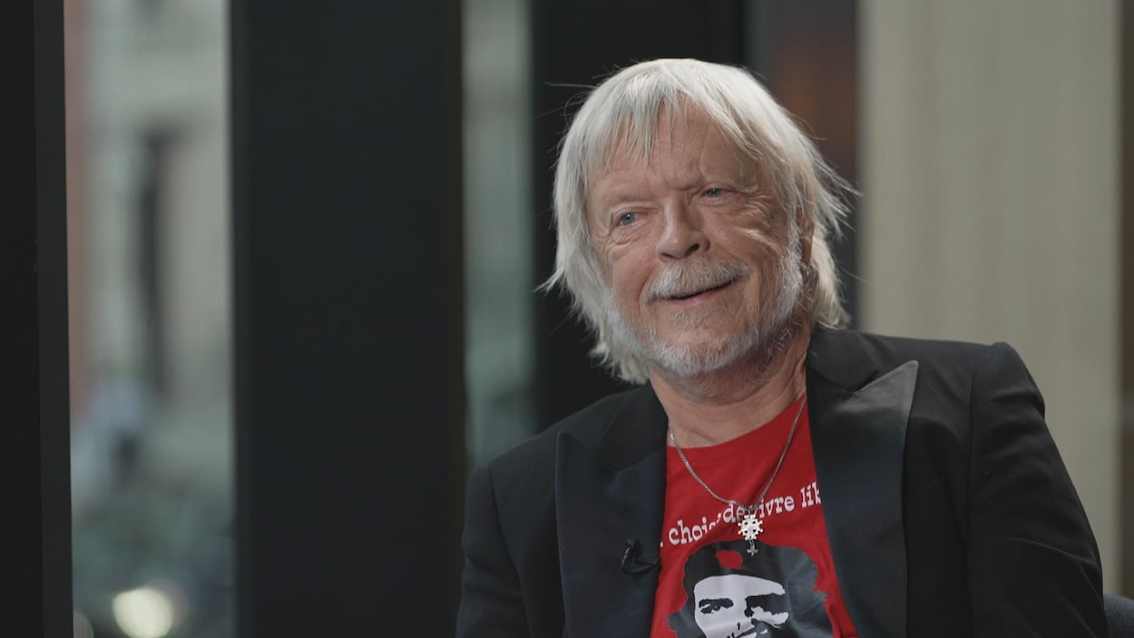 Renaud, « toujours debout » et de passage au Québec pour ses 50 ans de carrière