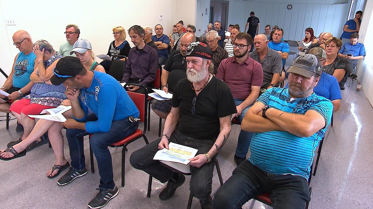 Des citoyens sont assis en rangées dans une assemblée citoyenne à Pointe-Lebel Des citoyens sont assis en rangées dans une assemblée citoyenne à Pointe-Lebel